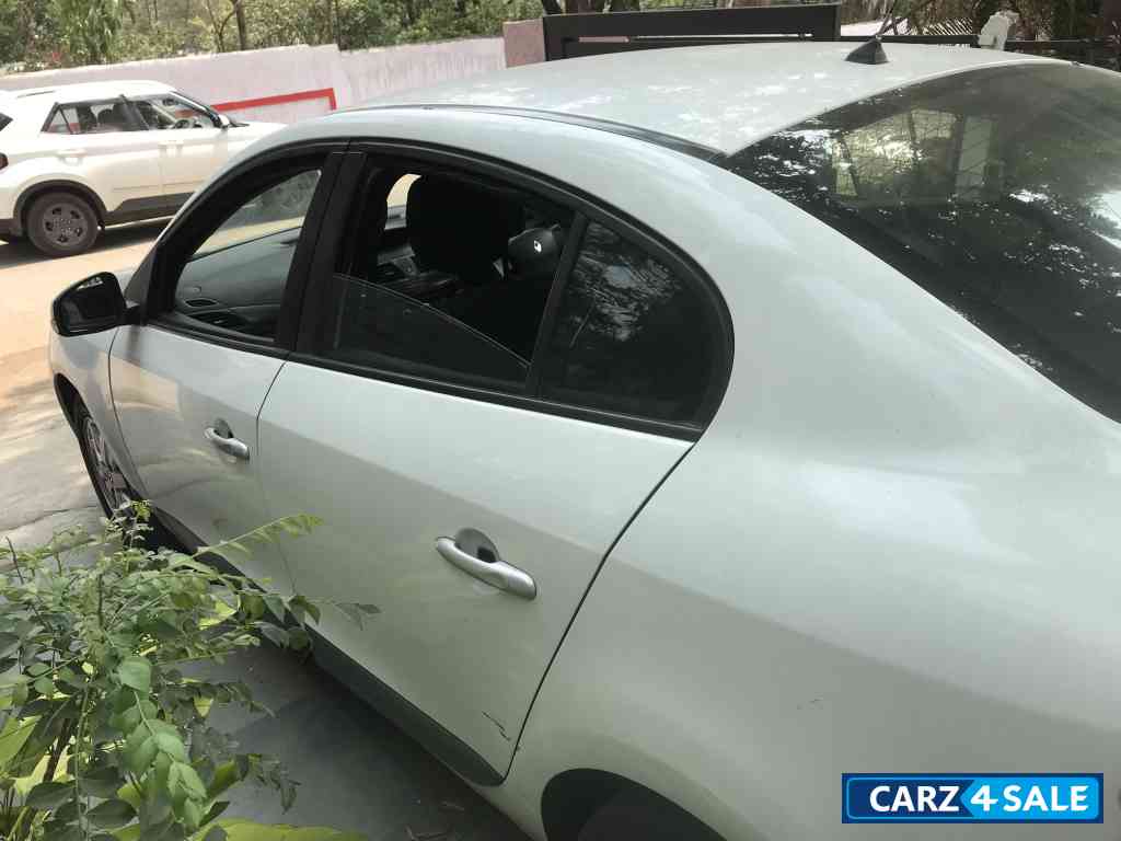 White Renault Fluence E2