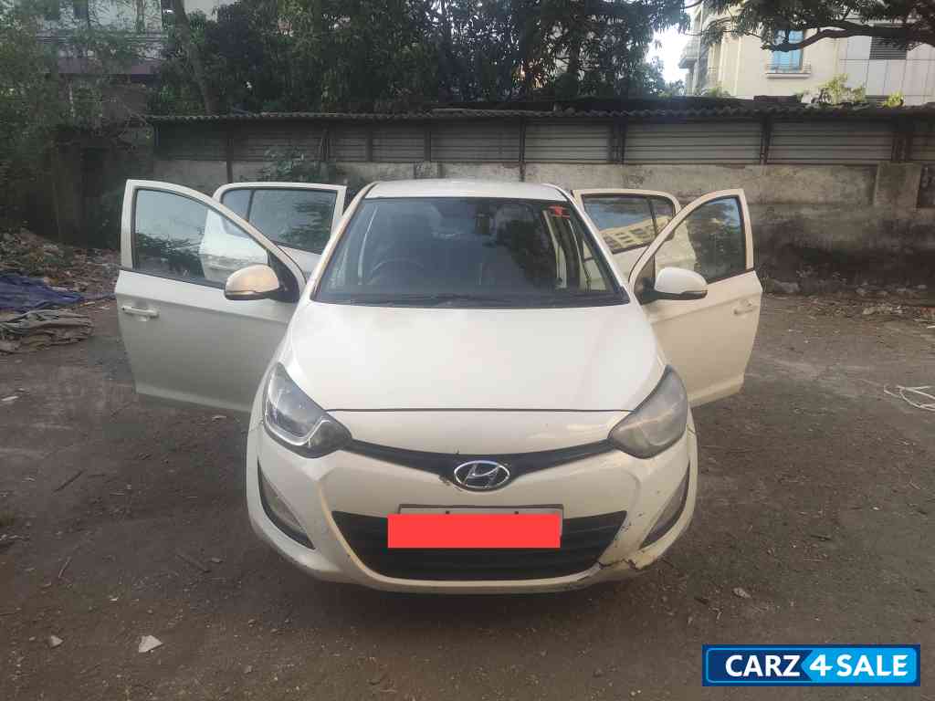 Pearl White Hyundai i20 Type 2