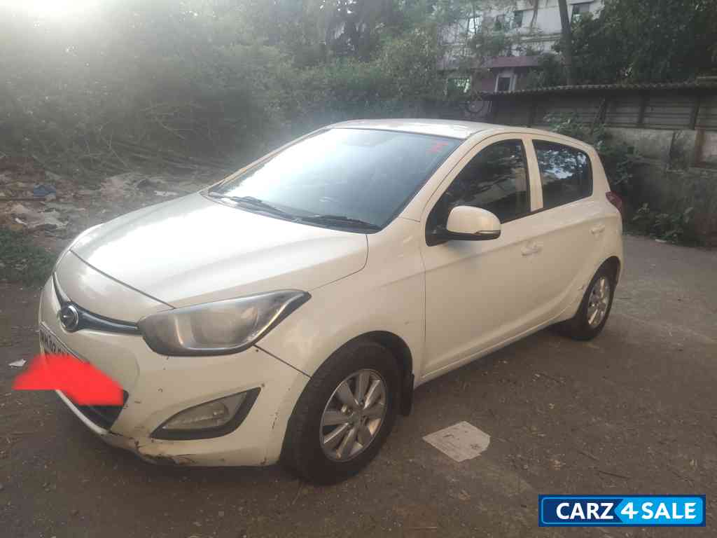 Pearl White Hyundai i20 Type 2