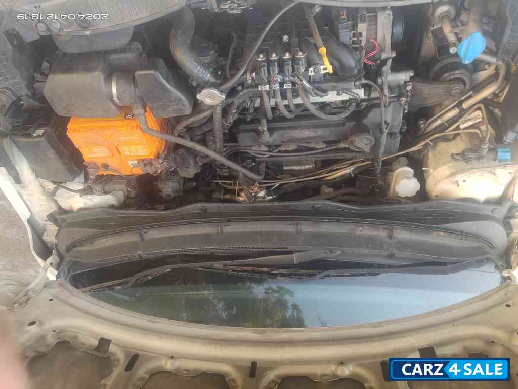 Pearl White Hyundai i20 Type 2