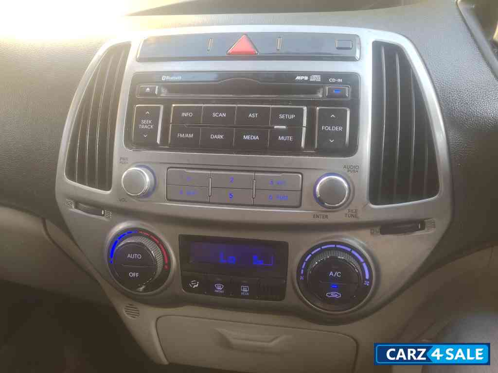 Pearl White Hyundai i20 Type 2