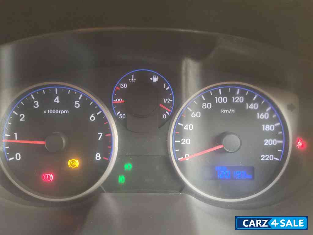 Pearl White Hyundai i20 Type 2