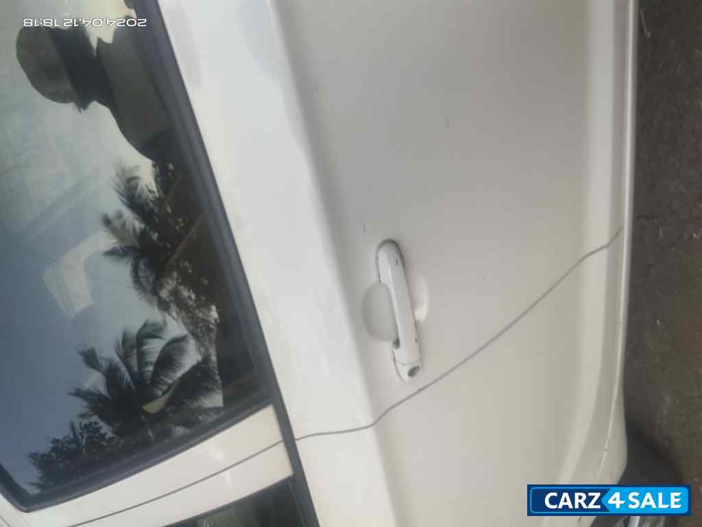 Pearl White Hyundai i20 Type 2