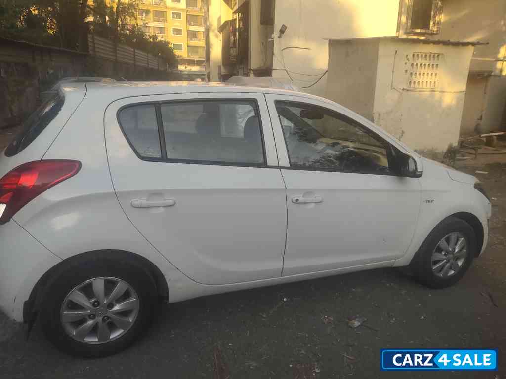 Pearl White Hyundai i20 Type 2