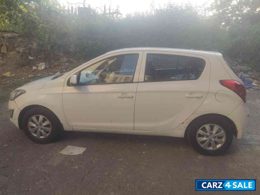 Pearl White Hyundai i20 Type 2