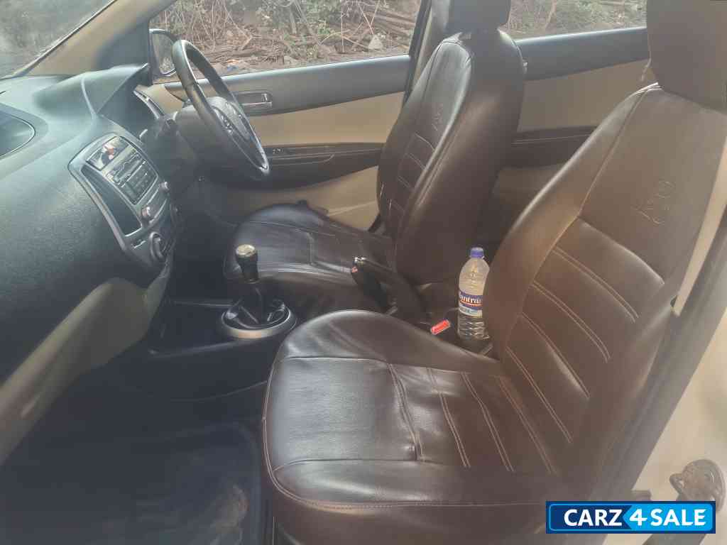 Pearl White Hyundai i20 Type 2