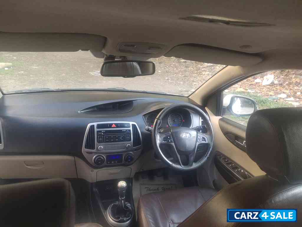 Pearl White Hyundai i20 Type 2