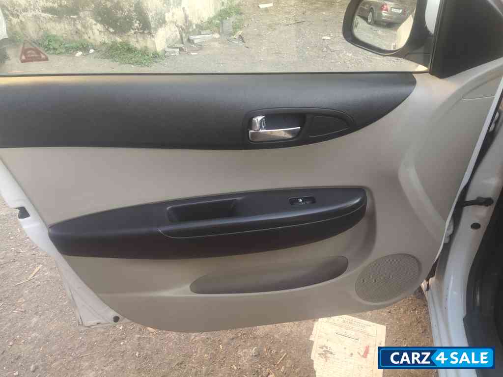 Pearl White Hyundai i20 Type 2