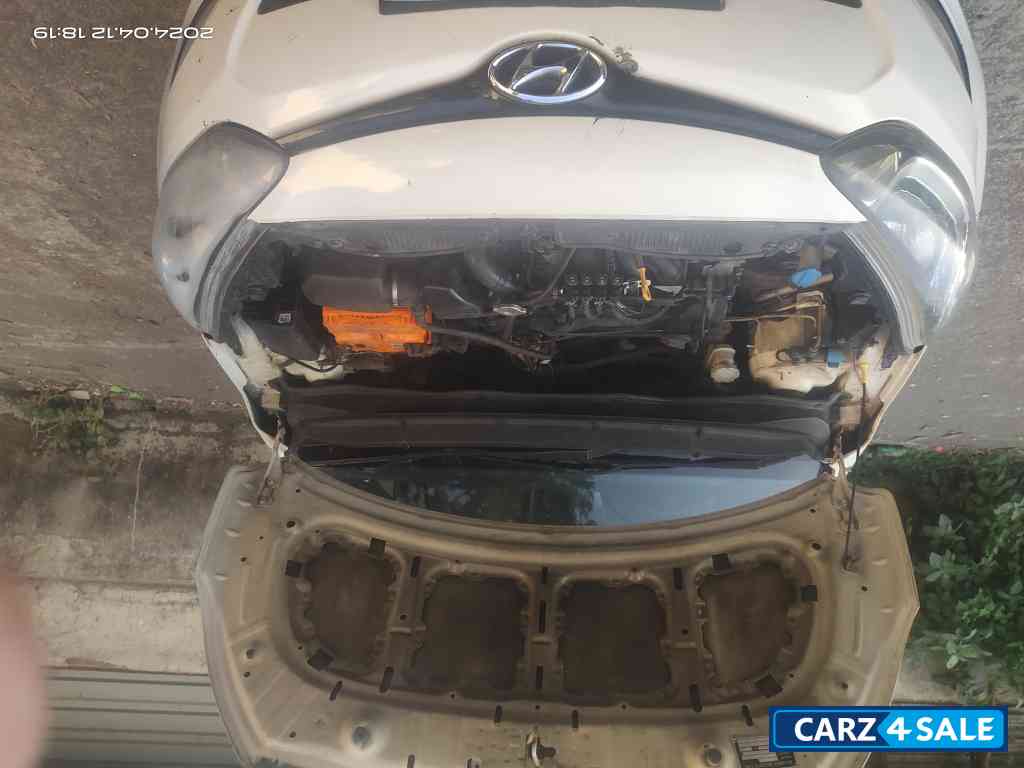 Pearl White Hyundai i20 Type 2