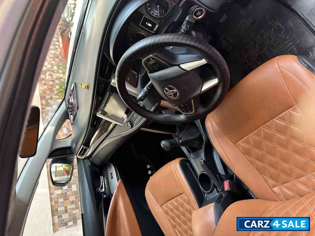 Toyota Innova V Toyota Innova V