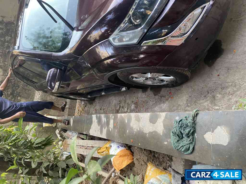 Wine Mahindra XUV W8