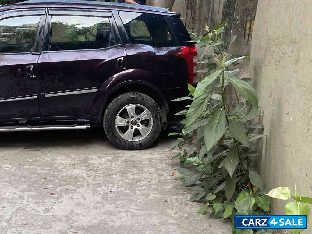 Wine Mahindra XUV W8