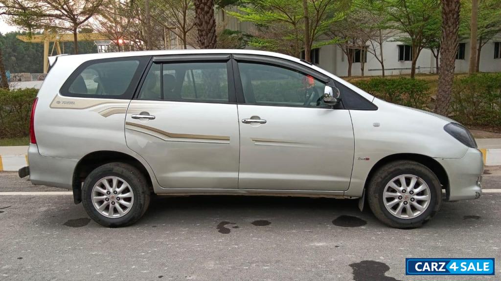 Silver Metalllic Toyota Innova 2.5 v diesel