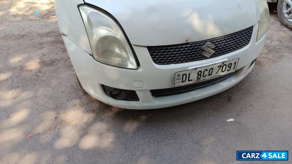 White Maruti Suzuki Swift Vxi