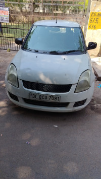 White Maruti Suzuki Swift Vxi