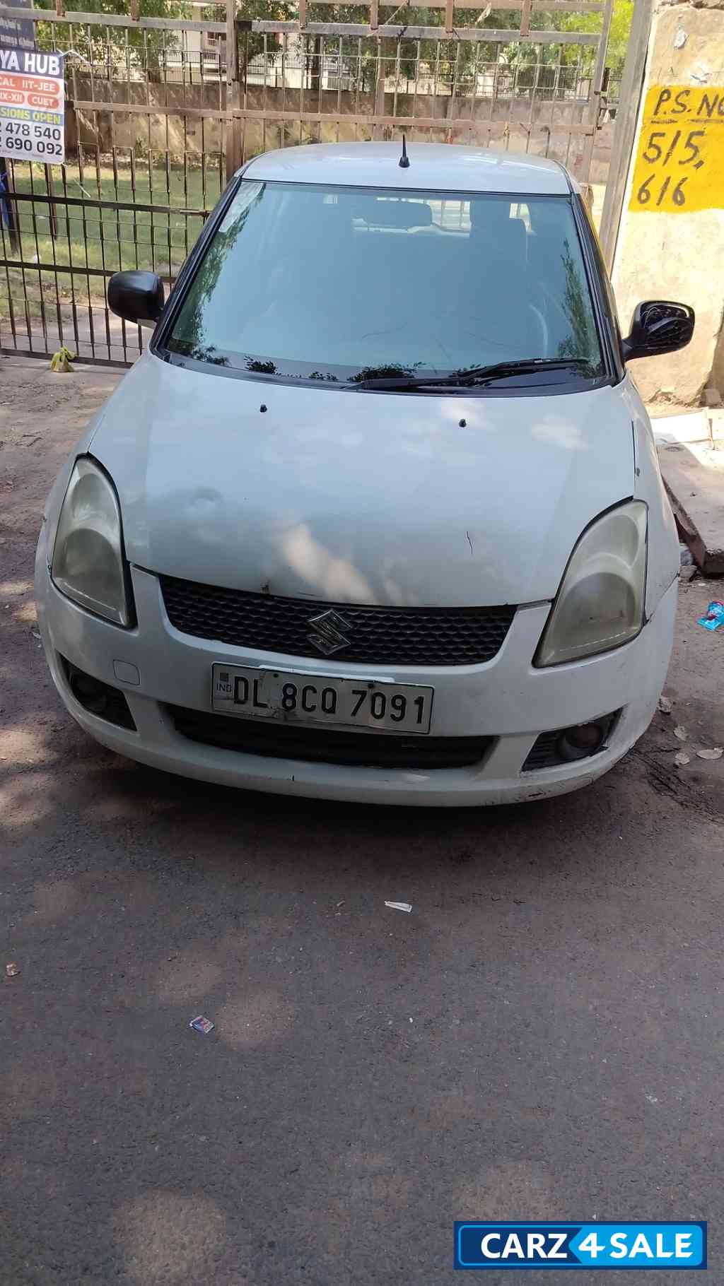 White Maruti Suzuki Swift Vxi