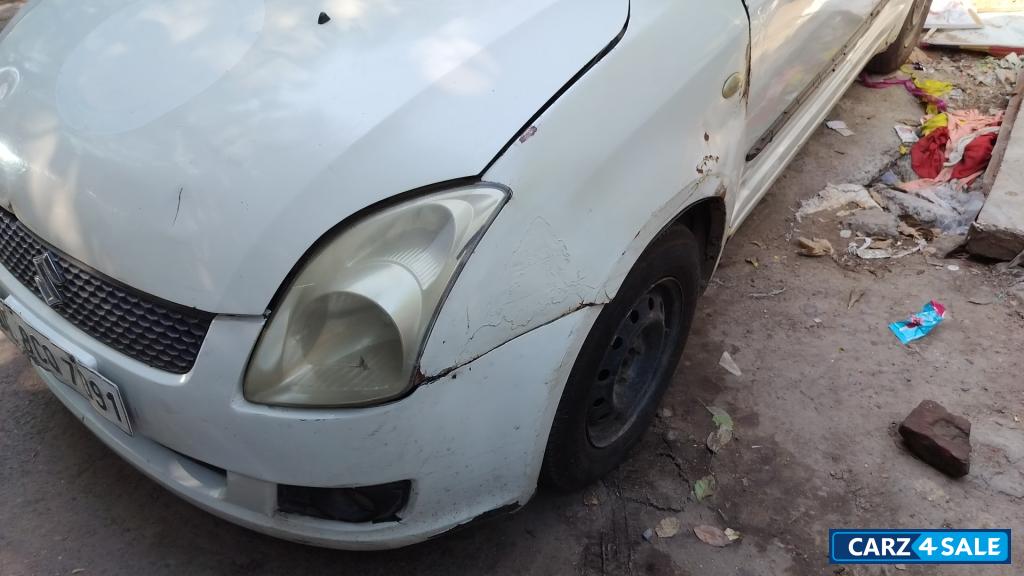 White Maruti Suzuki Swift Vxi