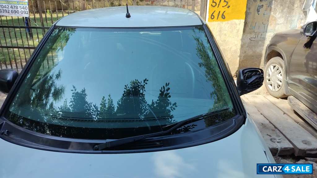 White Maruti Suzuki Swift Vxi