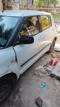 White Maruti Suzuki Swift Vxi