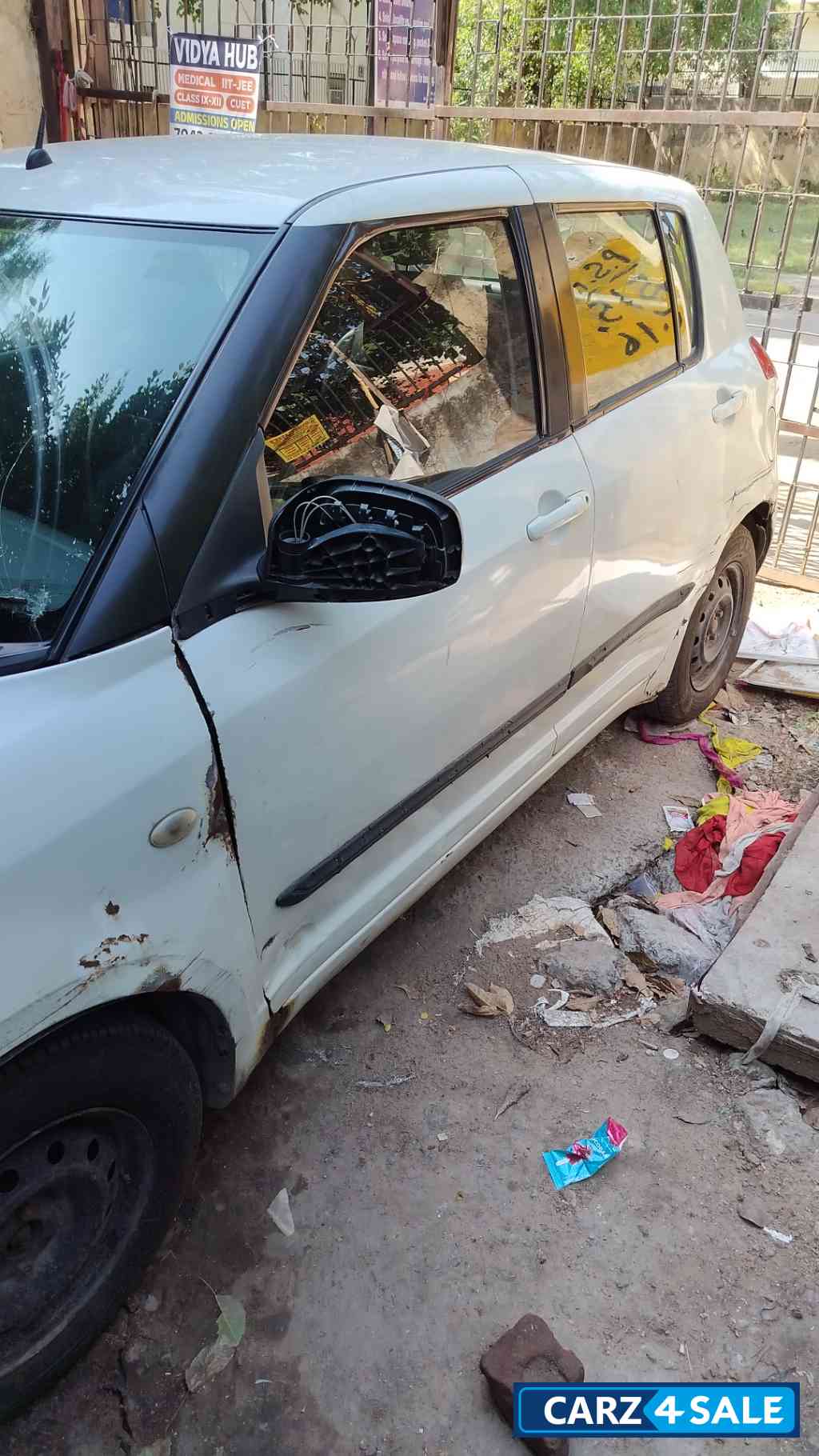 White Maruti Suzuki Swift Vxi