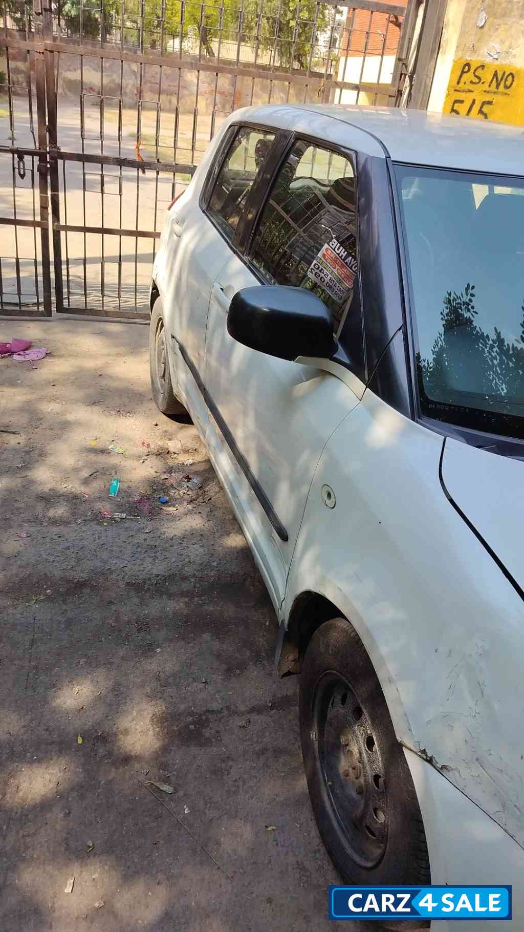 White Maruti Suzuki Swift Vxi