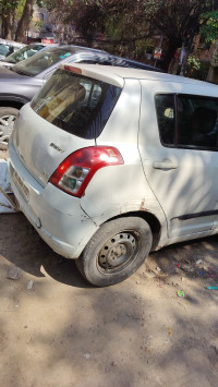 White Maruti Suzuki Swift Vxi