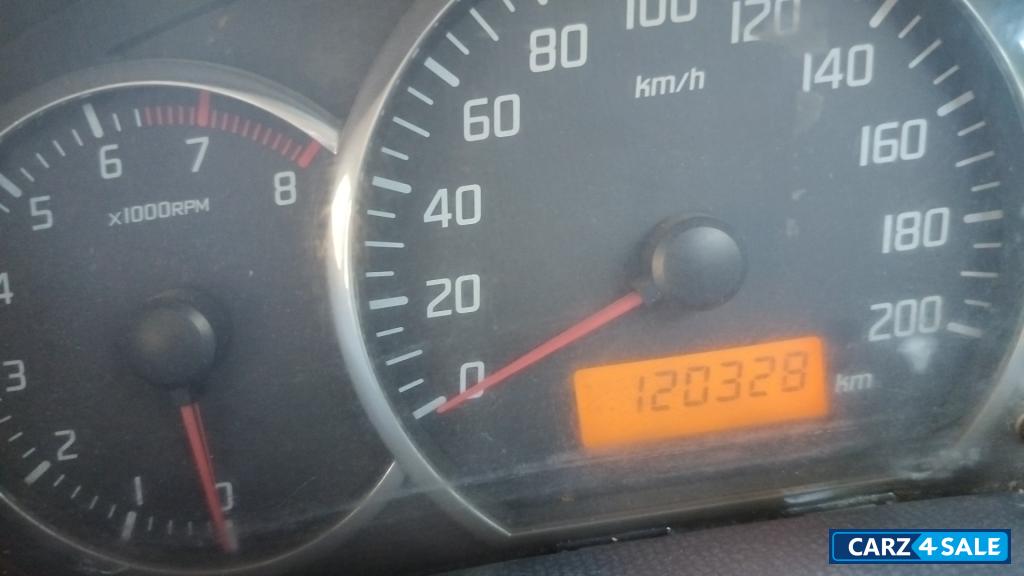 White Maruti Suzuki Swift Vxi