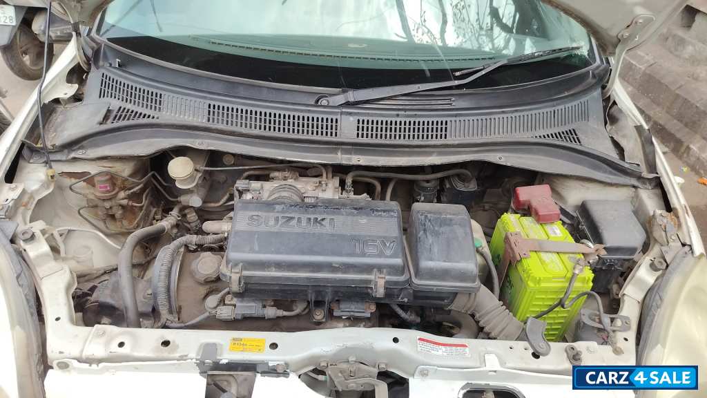 White Maruti Suzuki Swift Vxi