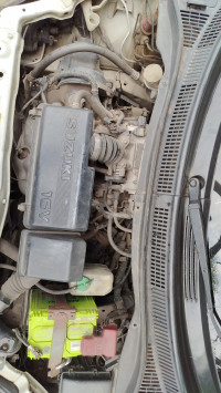 White Maruti Suzuki Swift Vxi