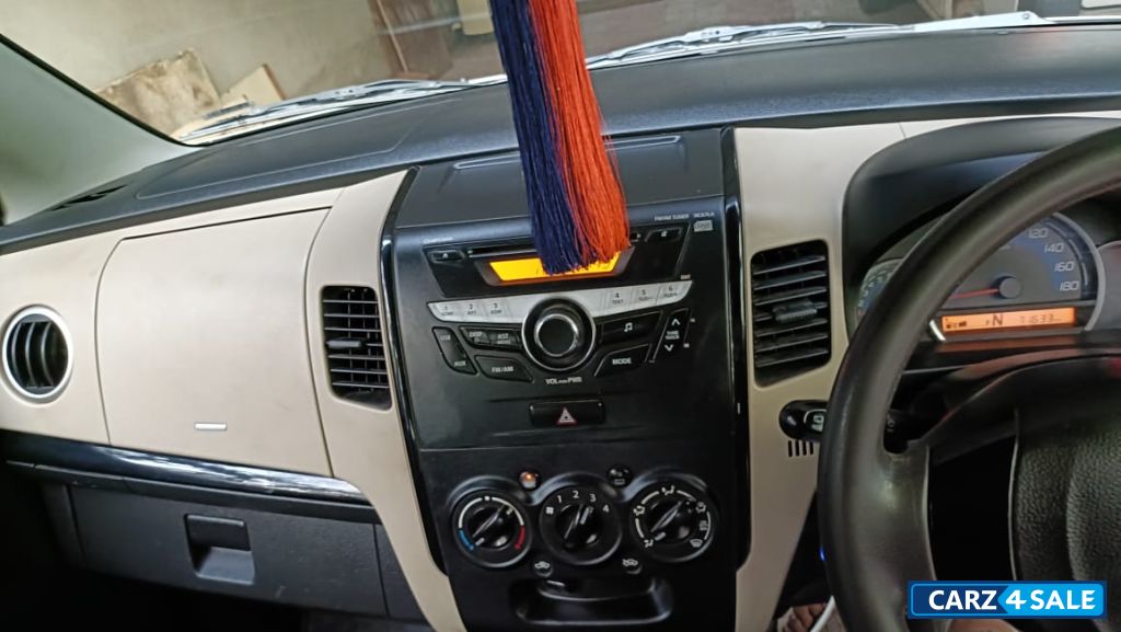 White Maruti Suzuki Wagon R AMT VXI