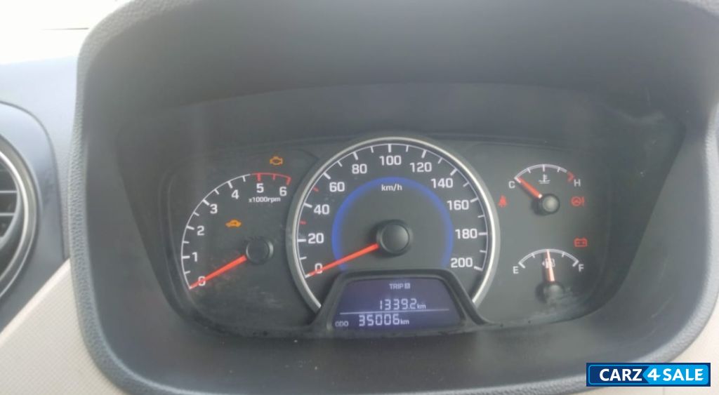 White Hyundai  Grand i10 magna