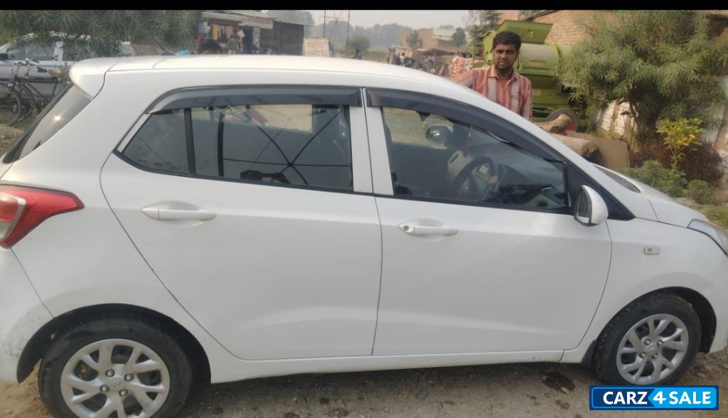 White Hyundai  Grand i10 magna