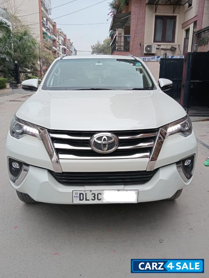 Crystal Pearl White Toyota Fortuner 4x4 AT