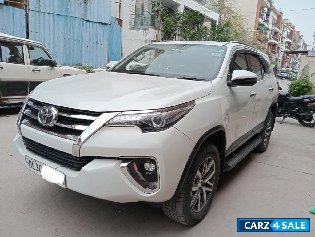 Crystal Pearl White Toyota Fortuner 4x4 AT