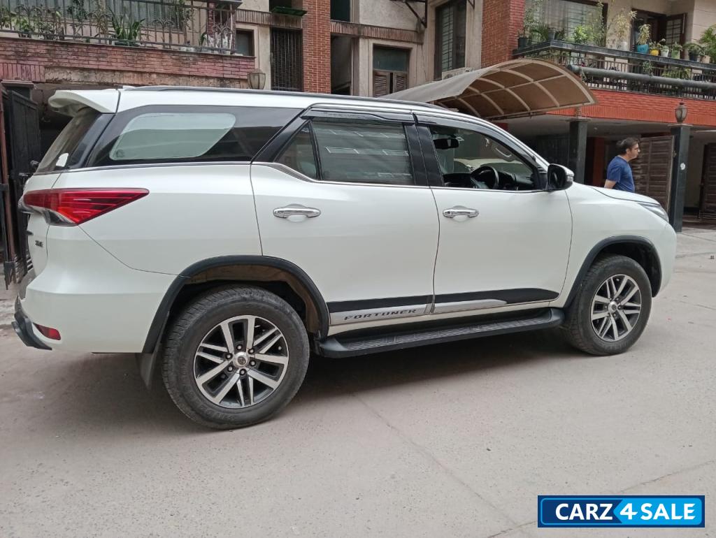 Crystal Pearl White Toyota Fortuner 4x4 AT