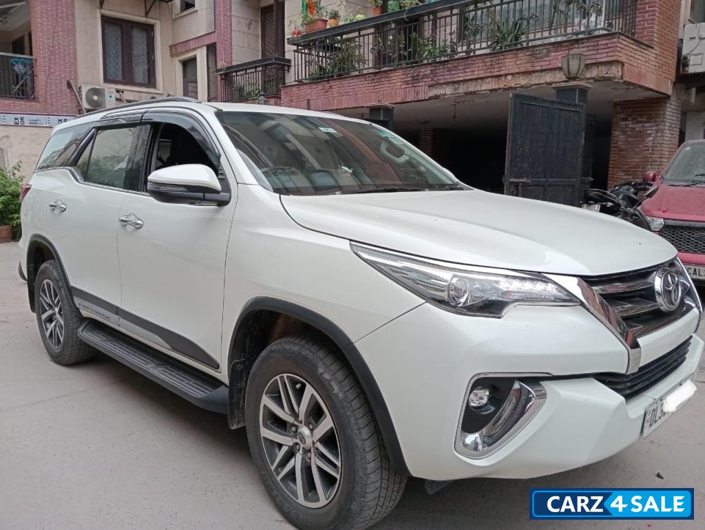 Crystal Pearl White Toyota Fortuner 4x4 AT