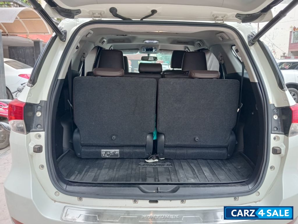 Crystal Pearl White Toyota Fortuner 4x4 AT