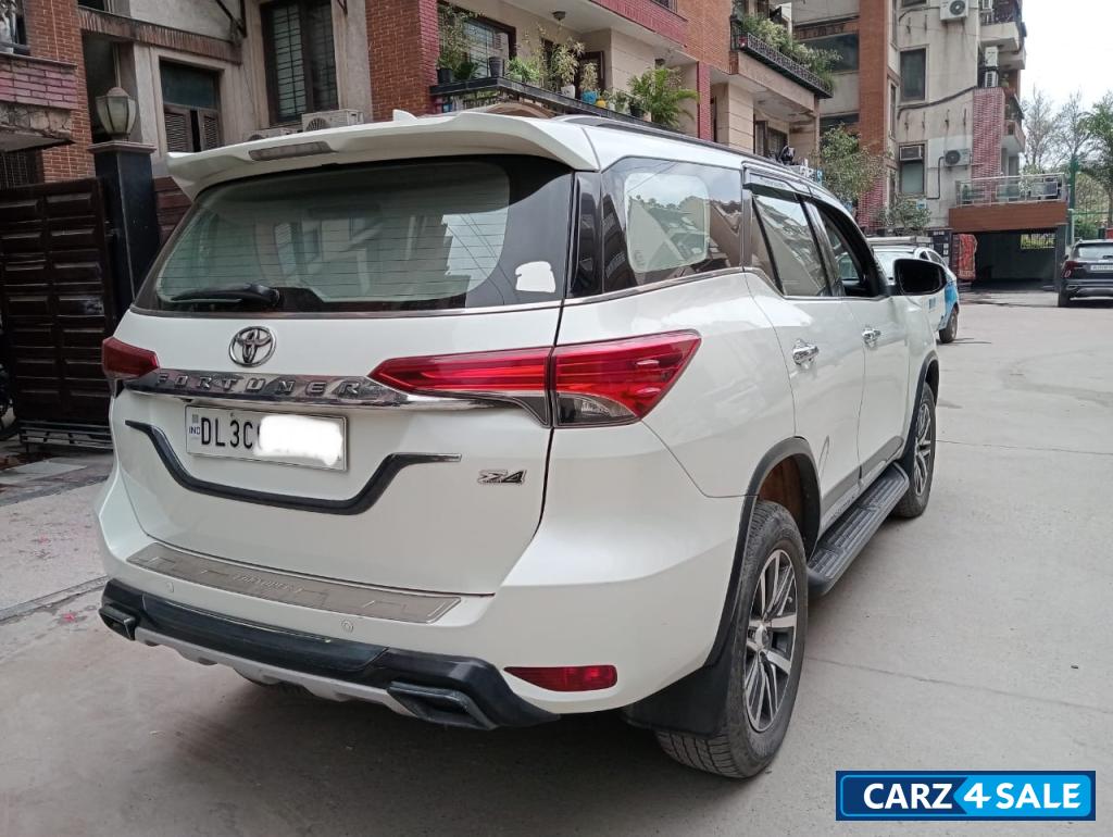 Crystal Pearl White Toyota Fortuner 4x4 AT