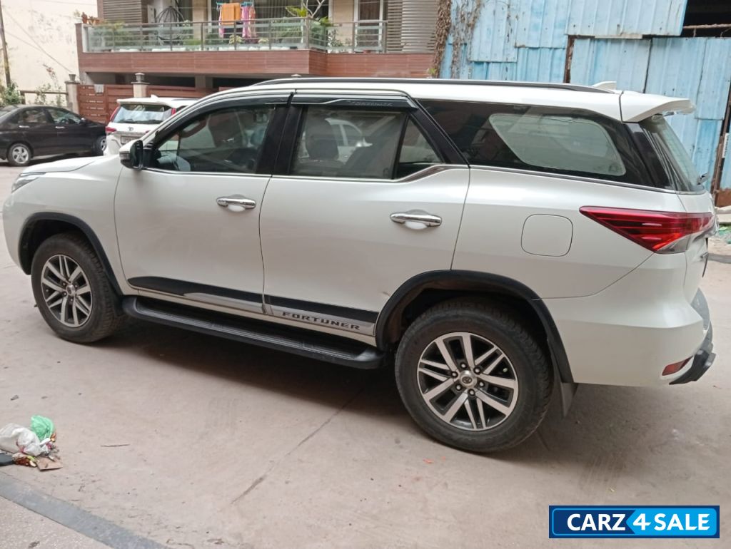 Crystal Pearl White Toyota Fortuner 4x4 AT