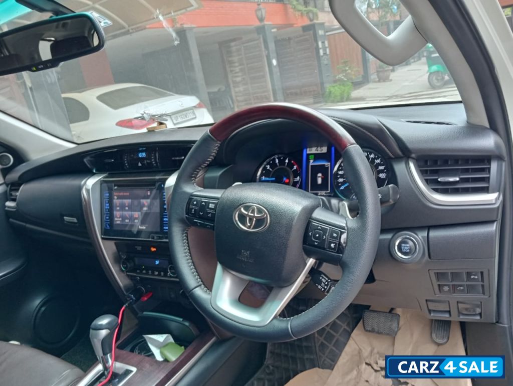 Crystal Pearl White Toyota Fortuner 4x4 AT