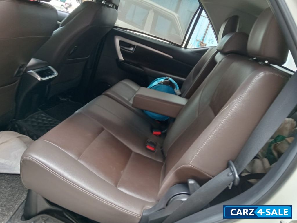 Crystal Pearl White Toyota Fortuner 4x4 AT