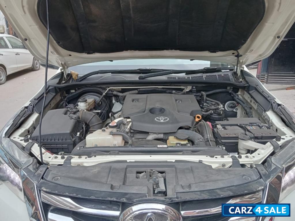 Crystal Pearl White Toyota Fortuner 4x4 AT