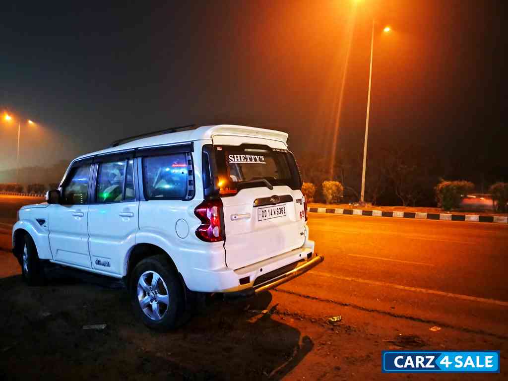 Pearl White Mahindra Scorpio S11