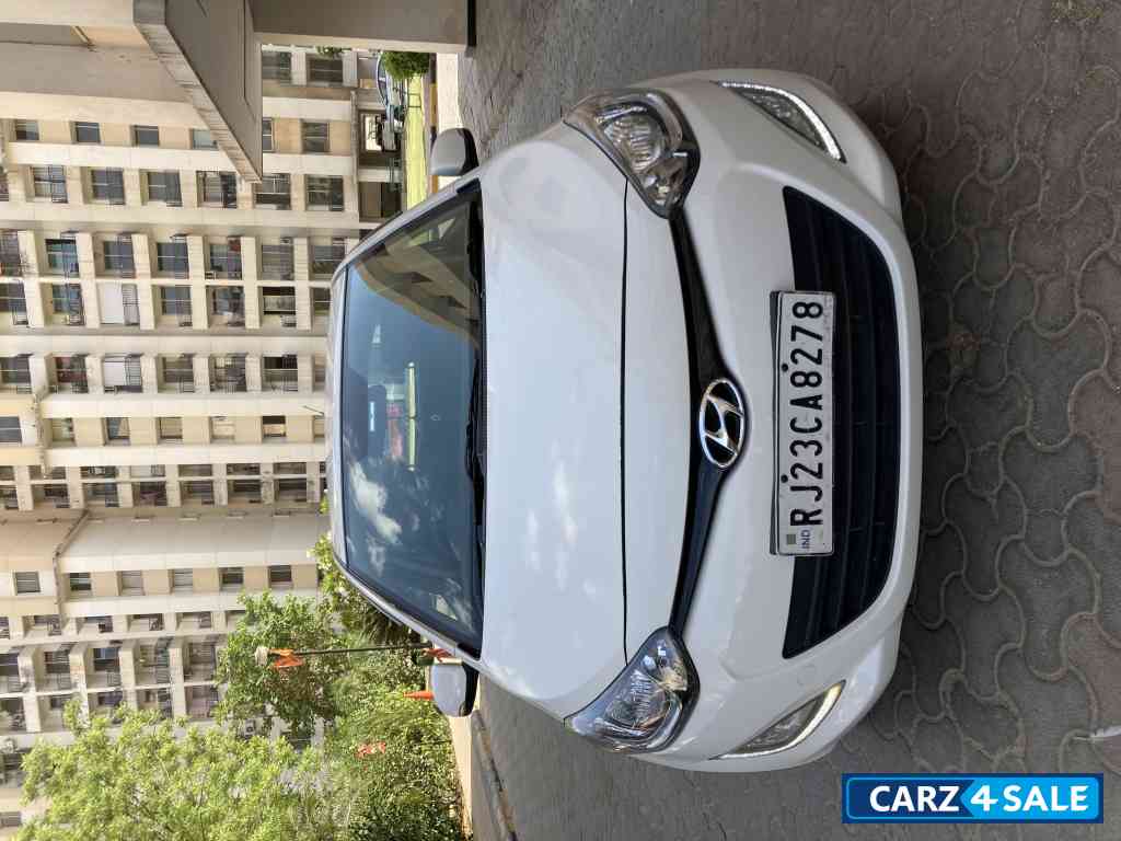 Coral White Hyundai i20 1.4 Sportz Diesel - 2013