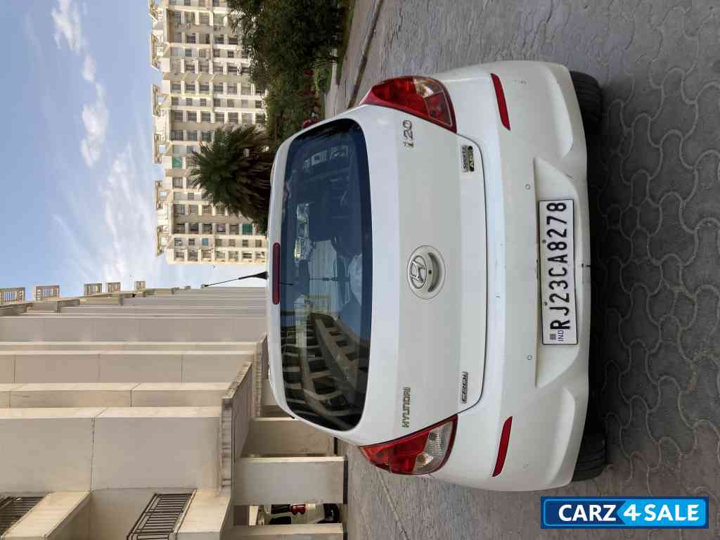 Coral White Hyundai i20 1.4 Sportz Diesel - 2013