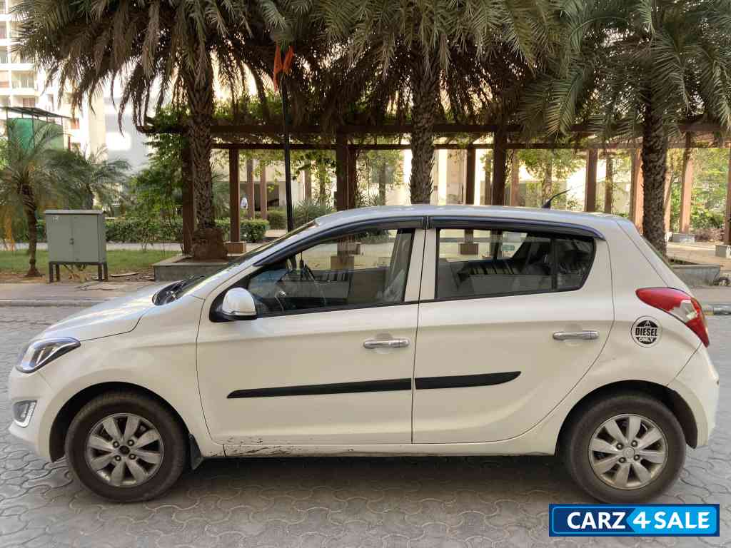 Coral White Hyundai i20 1.4 Sportz Diesel - 2013