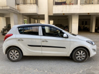 Coral White Hyundai i20 1.4 Sportz Diesel - 2013
