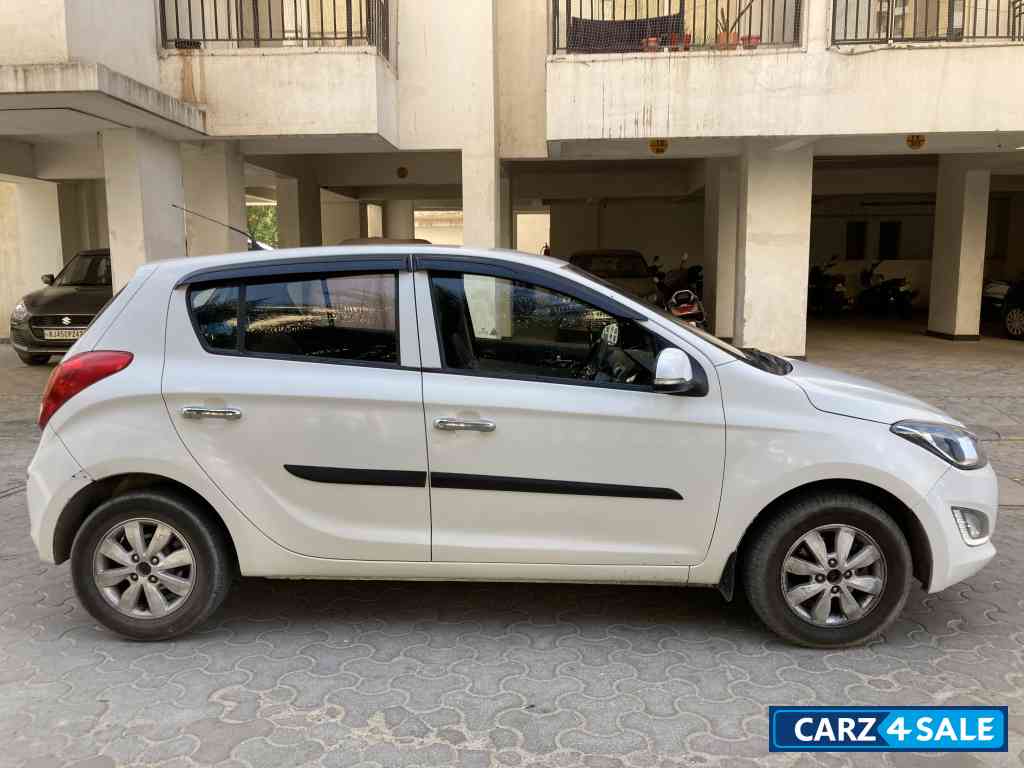 Coral White Hyundai i20 1.4 Sportz Diesel - 2013