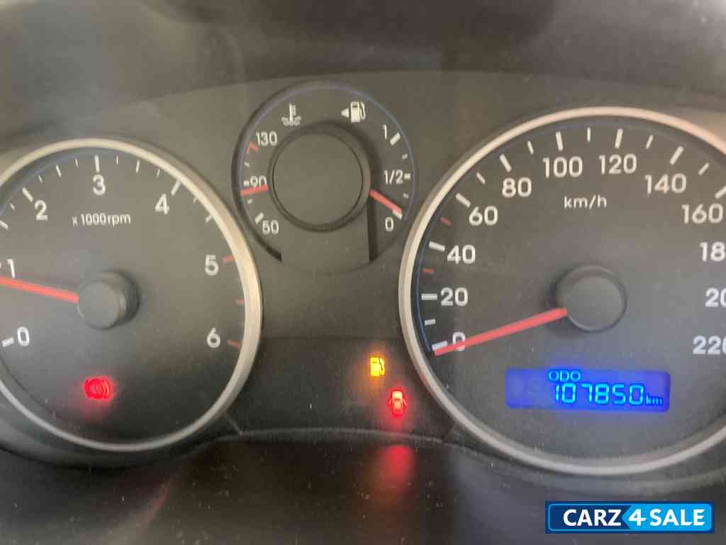 Coral White Hyundai i20 1.4 Sportz Diesel - 2013