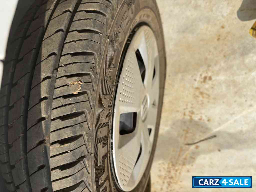White Maruti Suzuki Alto K10 vxi